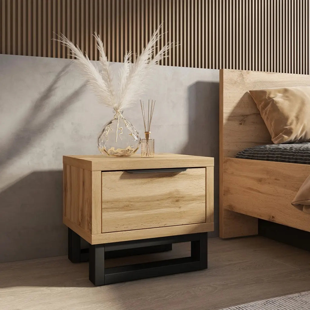 Comodino in stile industriale con un grande cassetto collezione MILOS. Colore rovere grezzo.