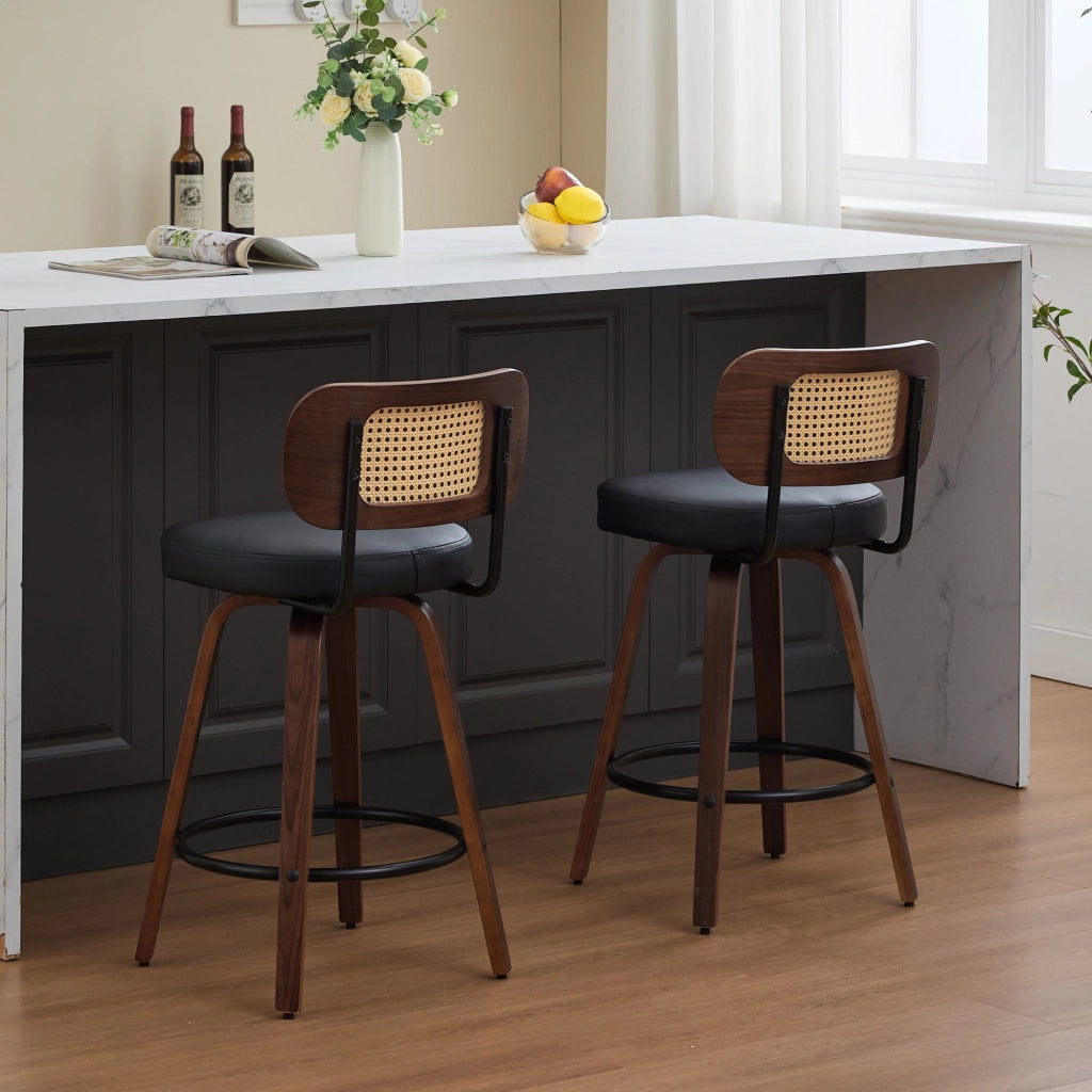 Sgabello da bar girevole con schienale in rattan seduta imbottita e gambe in legno stile naturale in PU nero