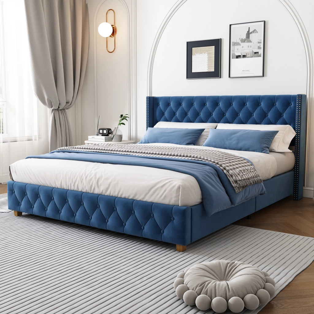 Letto imbottito con testiera capitonné; rivetti decorativi e gambe in legno; velluto blu; 160x200 cm