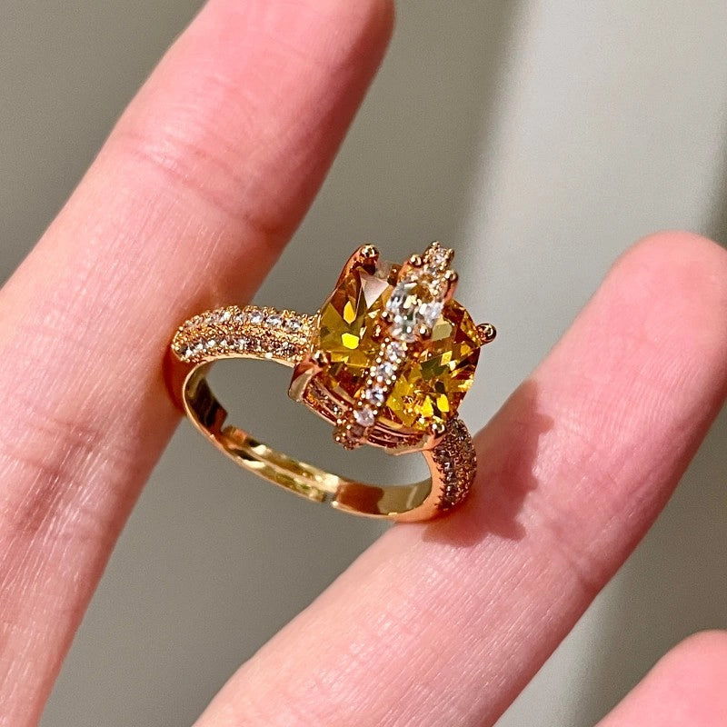 Un anello con diamante arancione lussuoso e sofisticato che si abbina a tutto