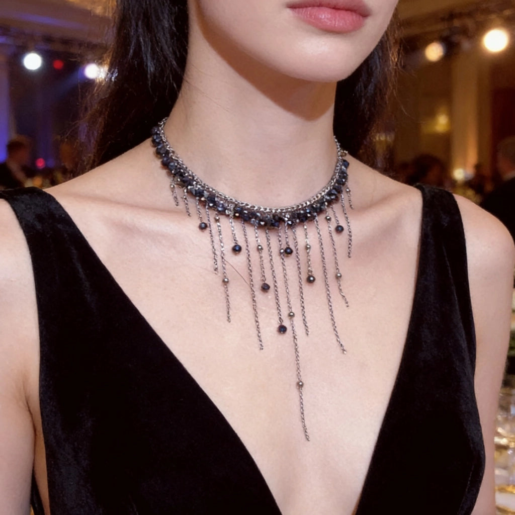 Una lussuosa collana con nappe di cristallo nero