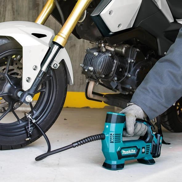 Makita MP100DZ Compressore a Batteria 12Vmax Massima Pressione 8,3 bar Flusso 10 l-min colore Nero Blu
