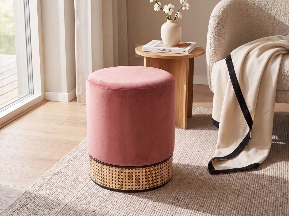 Pouf imbottito in velluto rosa e rattan intrecciato a forma di anello solido glamour
