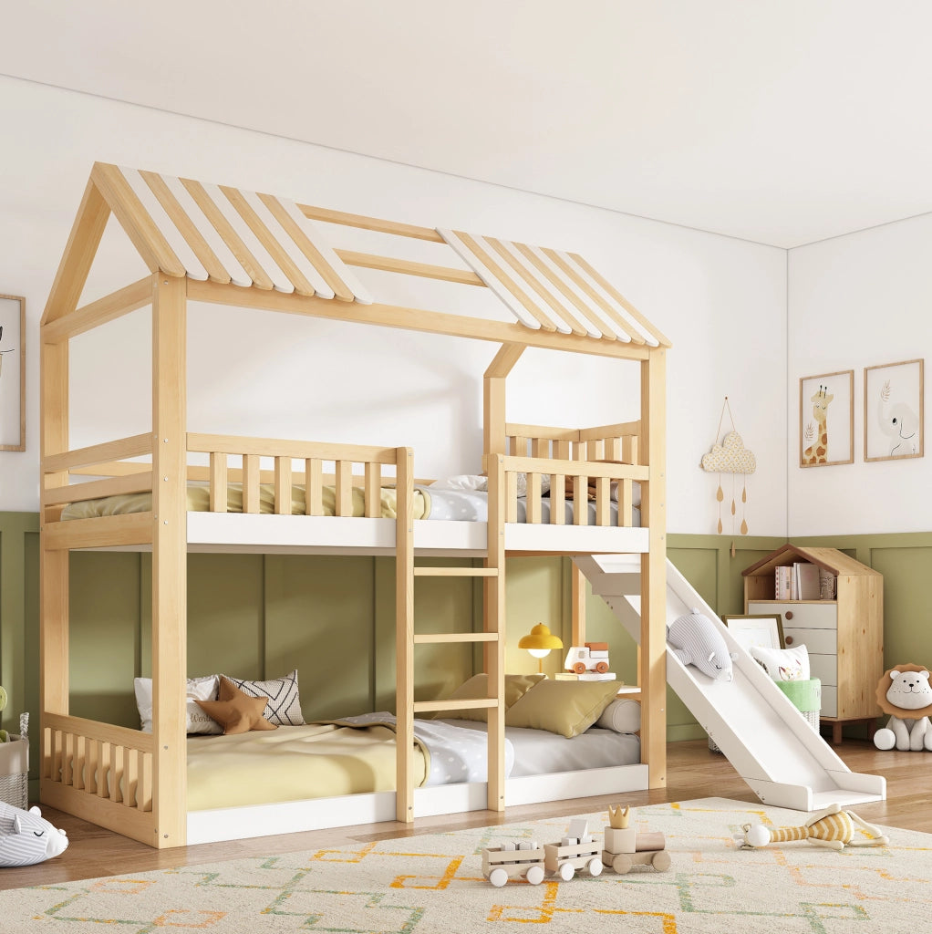 Letto a castello per bambini 90x200 cm in legno bianco e naturale con tetto a capanna; scaffale e scivolo