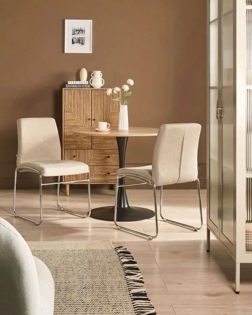 Set di 2 sedie da pranzo imbottite con braccioli, rivestimento beige, base in metallo design moderno