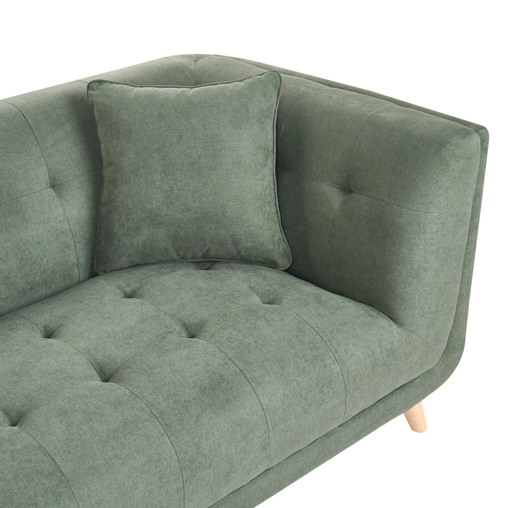 Divano a 2 posti in tessuto con cuscini decorativi, gambe in legno e trapuntatura decorativa, stile retrò, verde