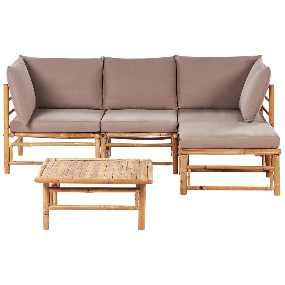 Set da giardino angolare composto da divano 2 posti 2 poltrone e tavolino in bambù naturale con cuscini tortora esterno stile elegante