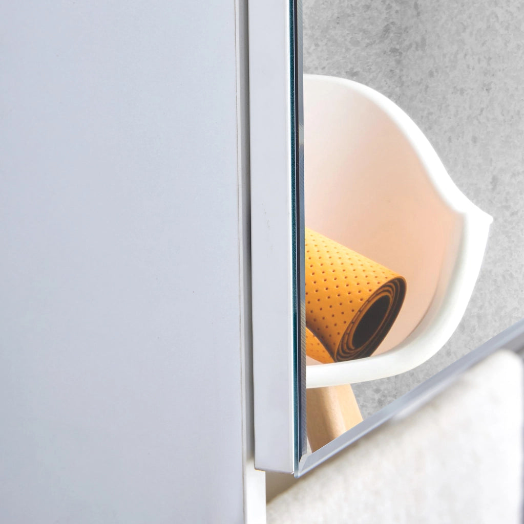 Mobile bagno con specchio bianco e vani a giorno