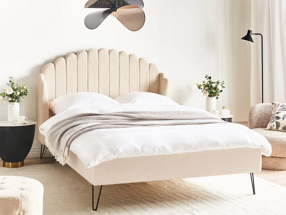 Letto matrimoniale con rete in tessuto bouclè beige 140 x 200 cm gambe in metallo testata retro capitonné