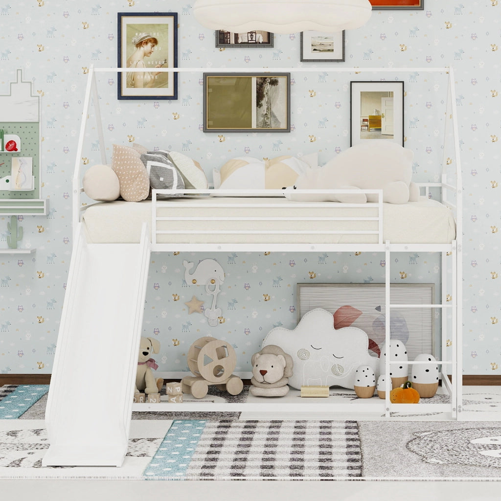 Letto a castello a casetta con scivolo e scala; metallo bianco; 90x190 cm; senza materasso