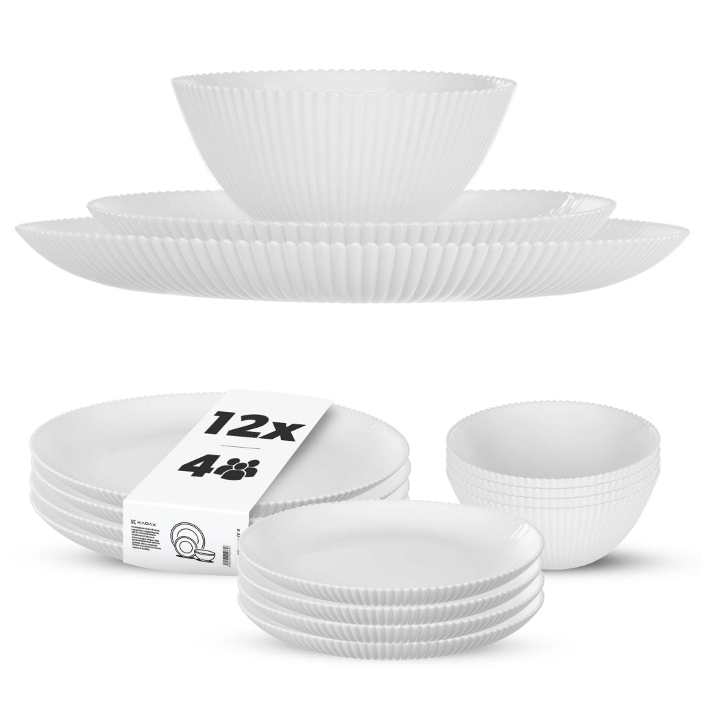 Set di stoviglie KADAX composto da 12 piatti bianchi.