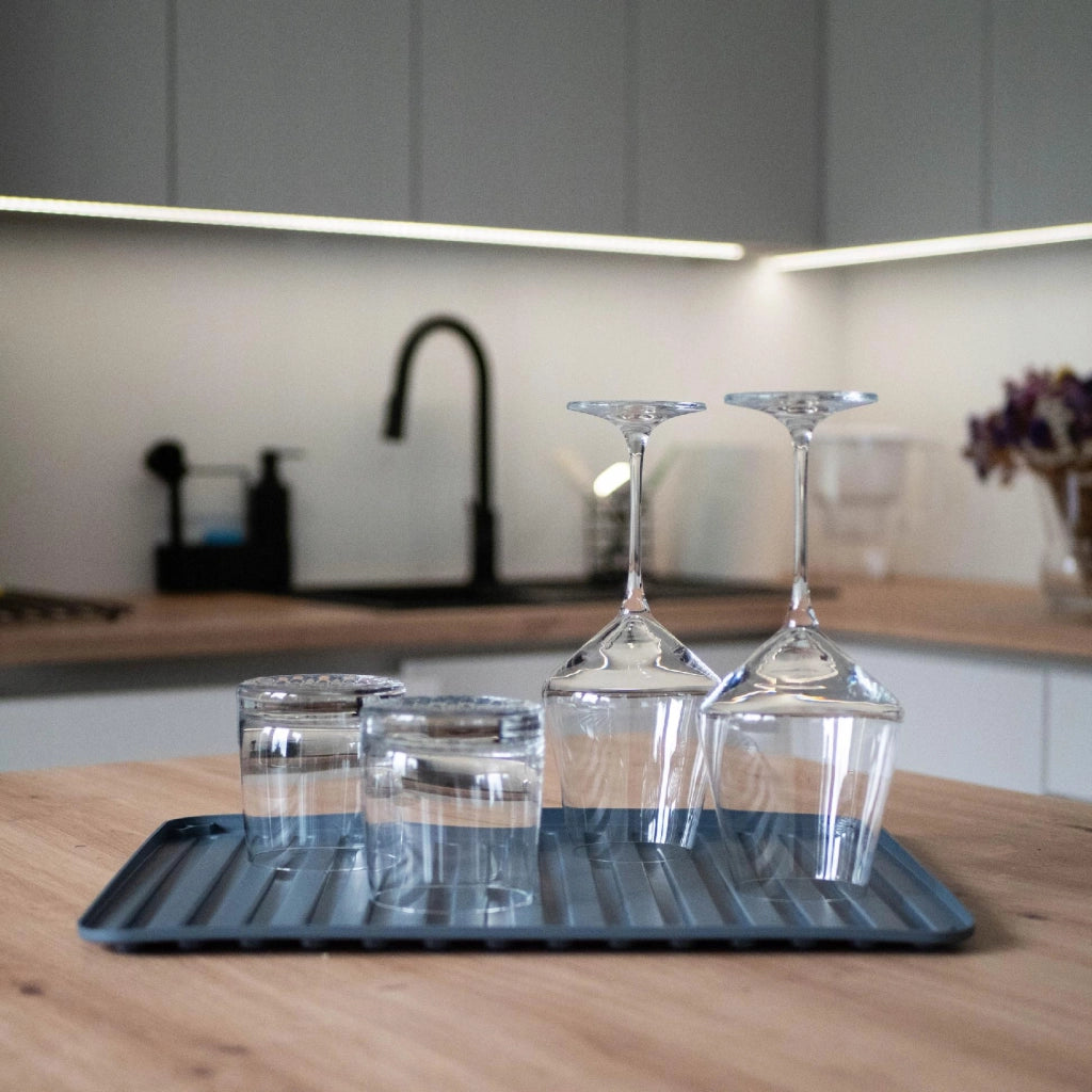 Tappetino scolapiatti in silicone KADAX, colore grigio scuro.