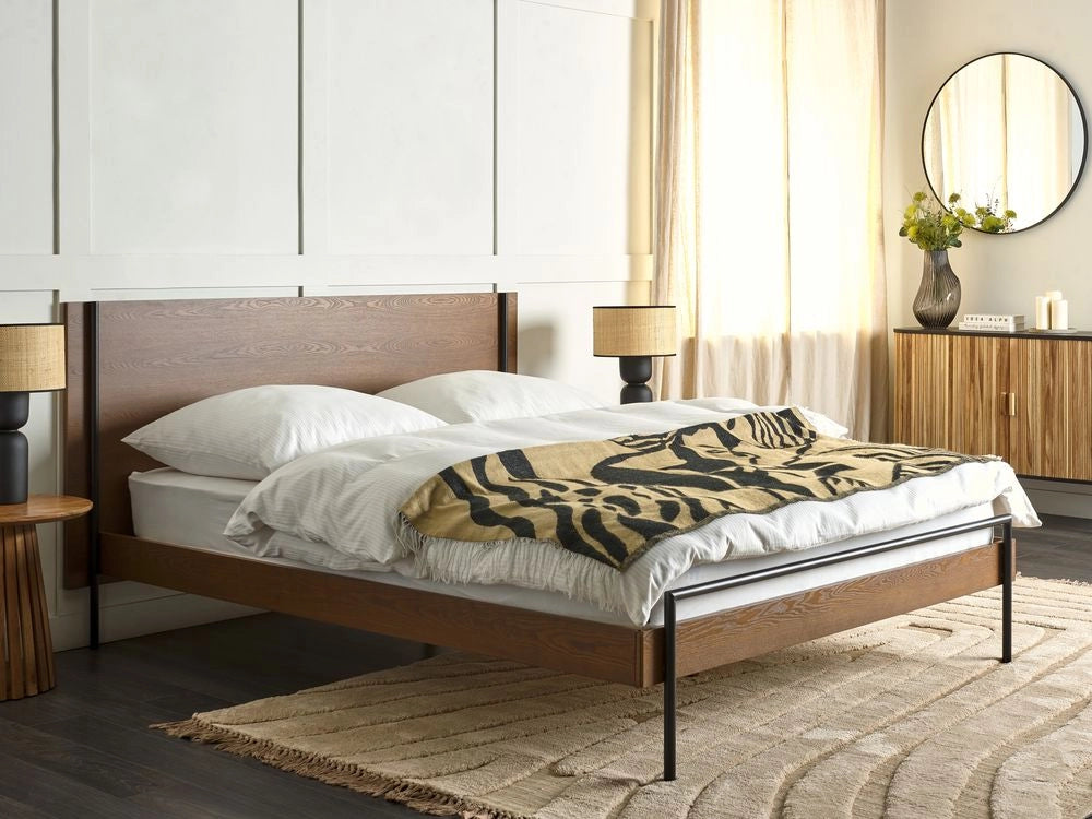 Letto 160 x 200 cm in frassino scuro con rete a doghe e testiera gambe in metallo nero
