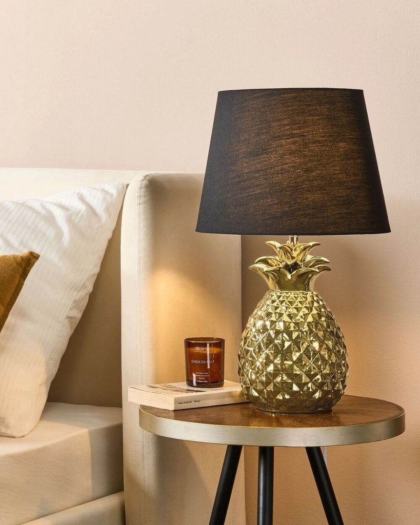 Lampada da tavolo decorativa dorato con base in ceramica nera lucida paralume in poliestere a forma di ananas dal design eclettico