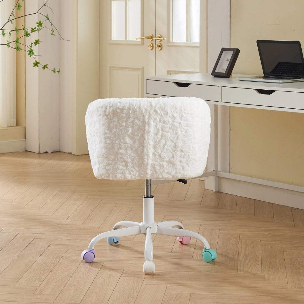 Sedia da ufficio girevole con altezza regolabile, seduta ergonomica e ruote silenziose in pelliccia sintetica crema