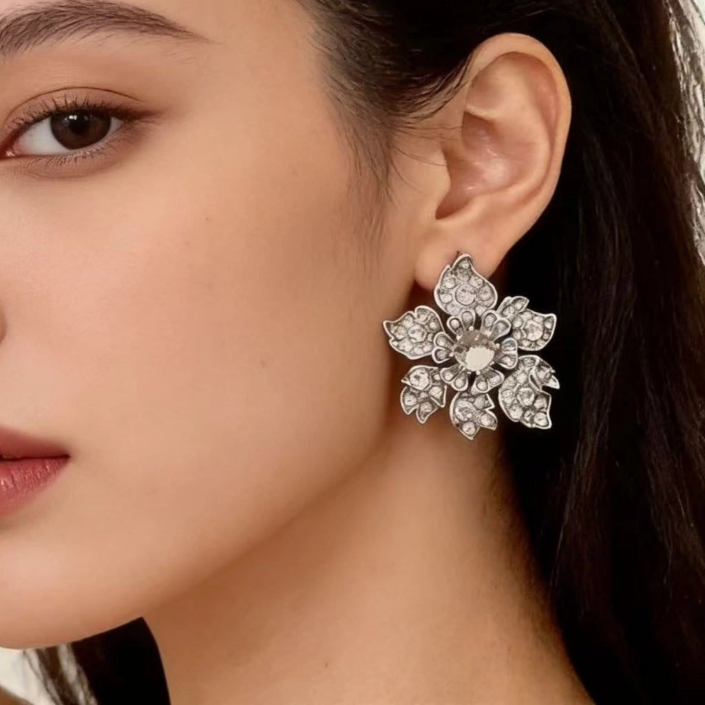 Eleganti e raffinati orecchini a fiore con diamanti e cristalli
