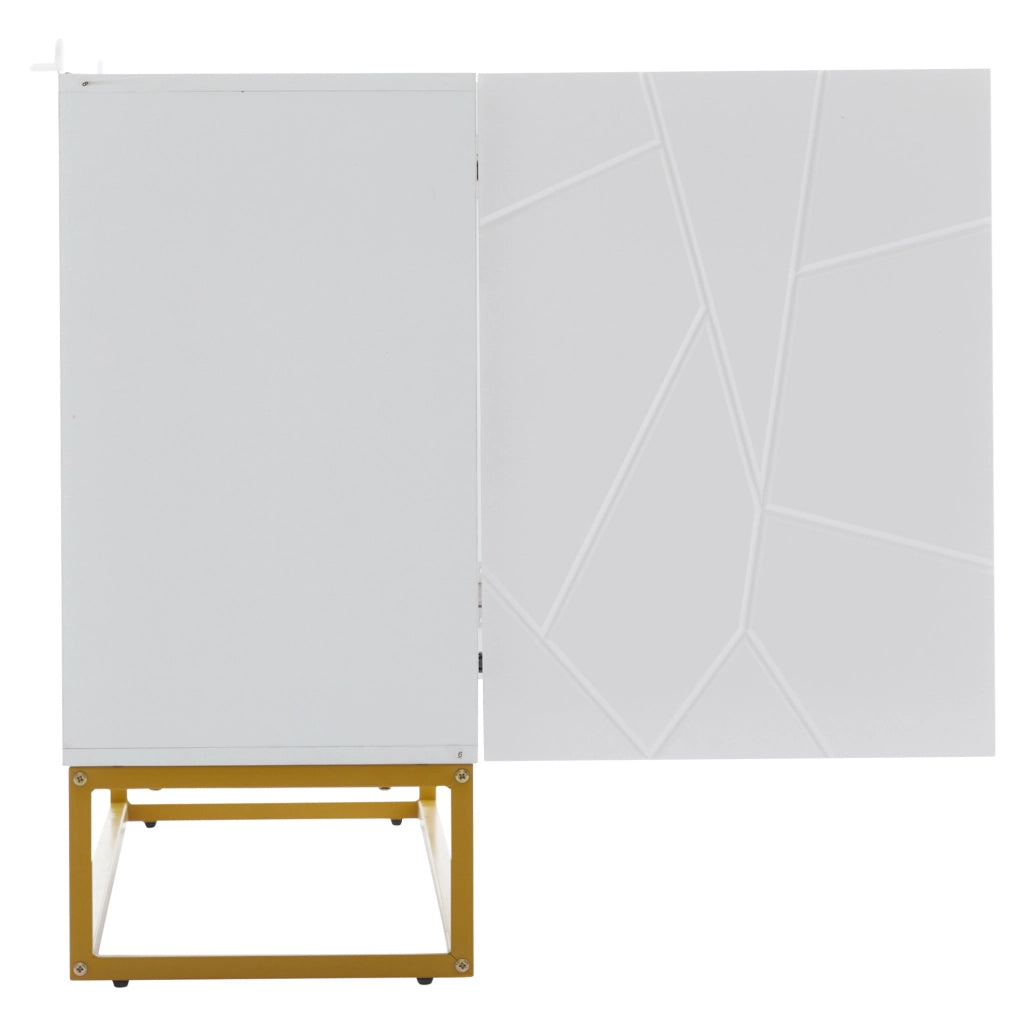 Credenza moderna lucida con ante scanalate e ripiani regolabili