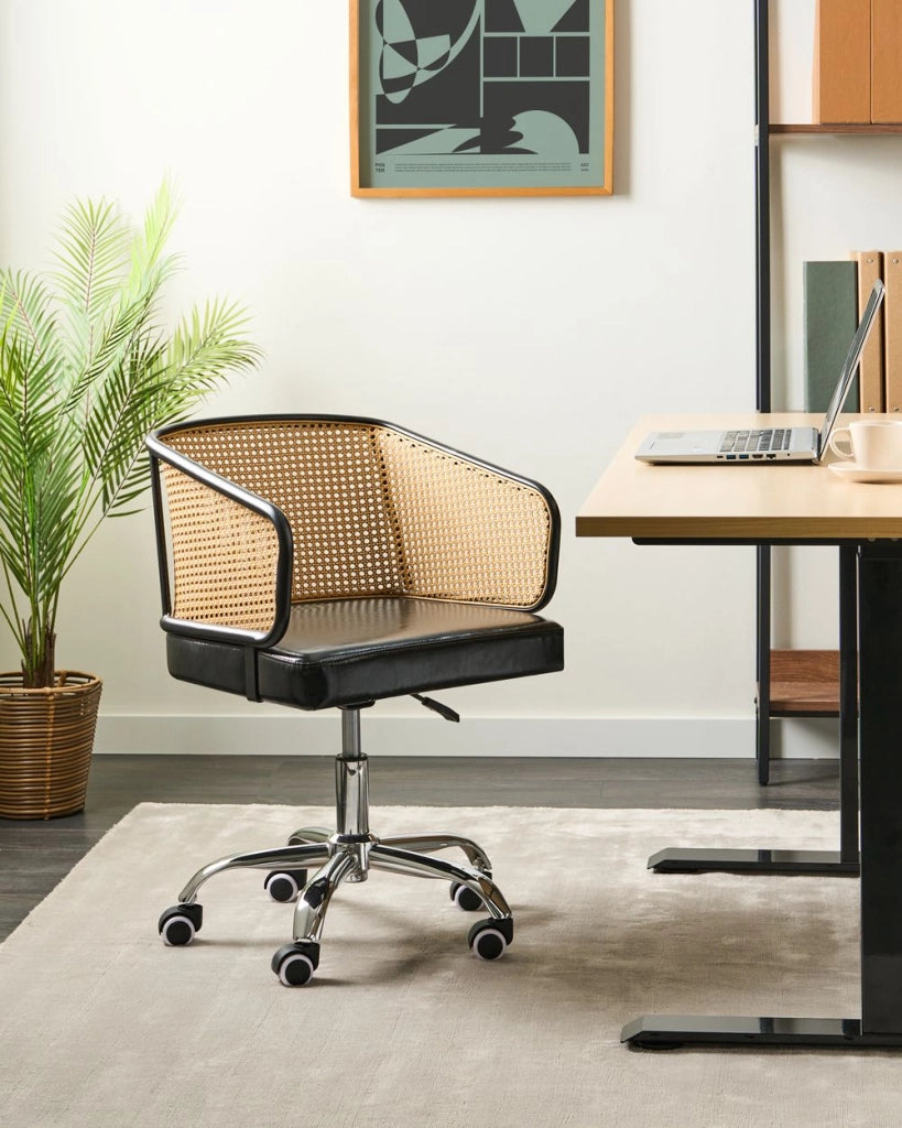 Sedia da ufficio in ecopelle nero girevole e regolabile stile moderno home office