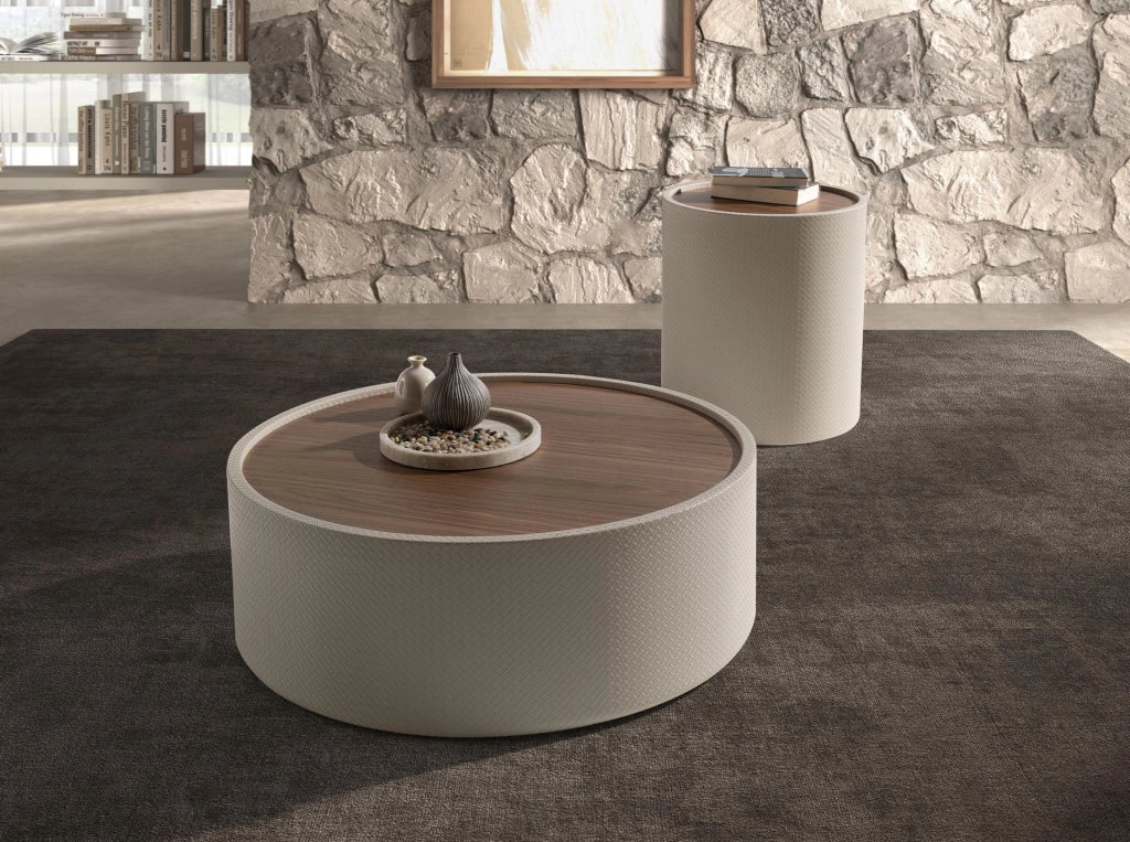 Tavolino rotondo da angolo in noce, noce e legno rivestito in similpelle color sabbia