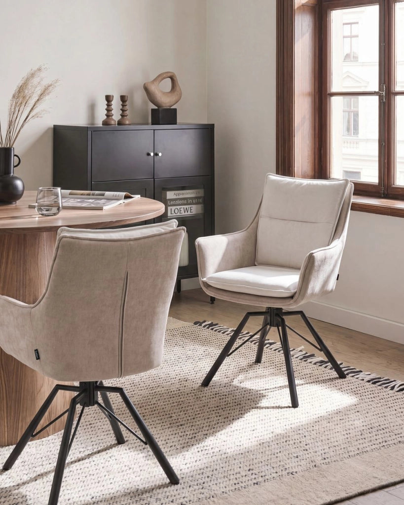Poltrona beige-bianco sporco in ciniglia con base girevole in acciaio seduta rigida per soggiorno stile scandinavo moderno