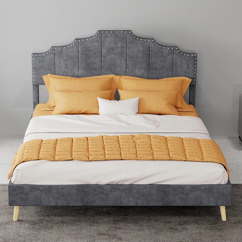 Letto imbottito con testiera geometrica e rete a doghe; 140 x 200 cm; grigio