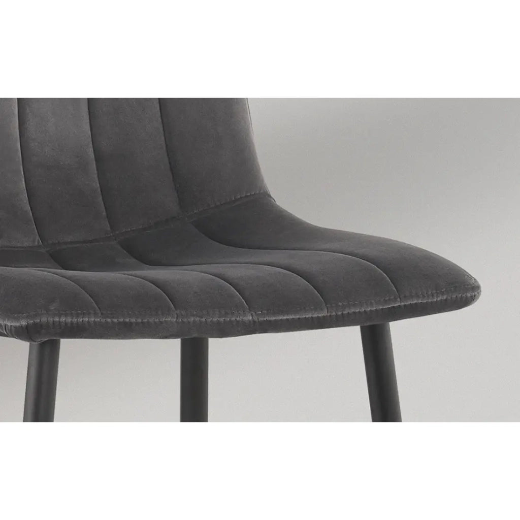 Sedia BRUCE – Velluto grigio – Piedi in metallo nero – H86 x L45 x P55 cm