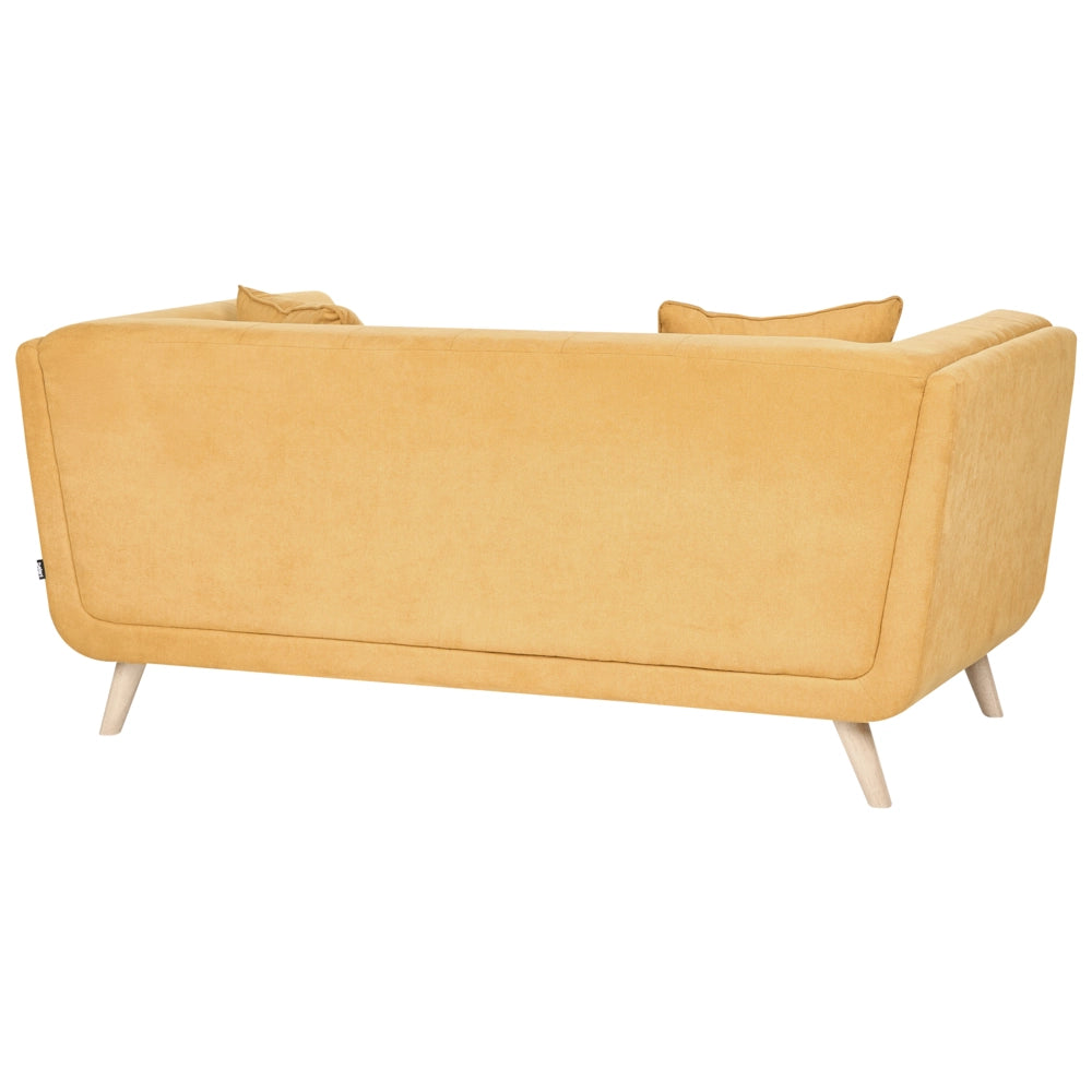 Divano a due posti in tessuto con poggiapiedi cuscini decorativi e gambe in legno trapuntatura decorativa stile retrò senape