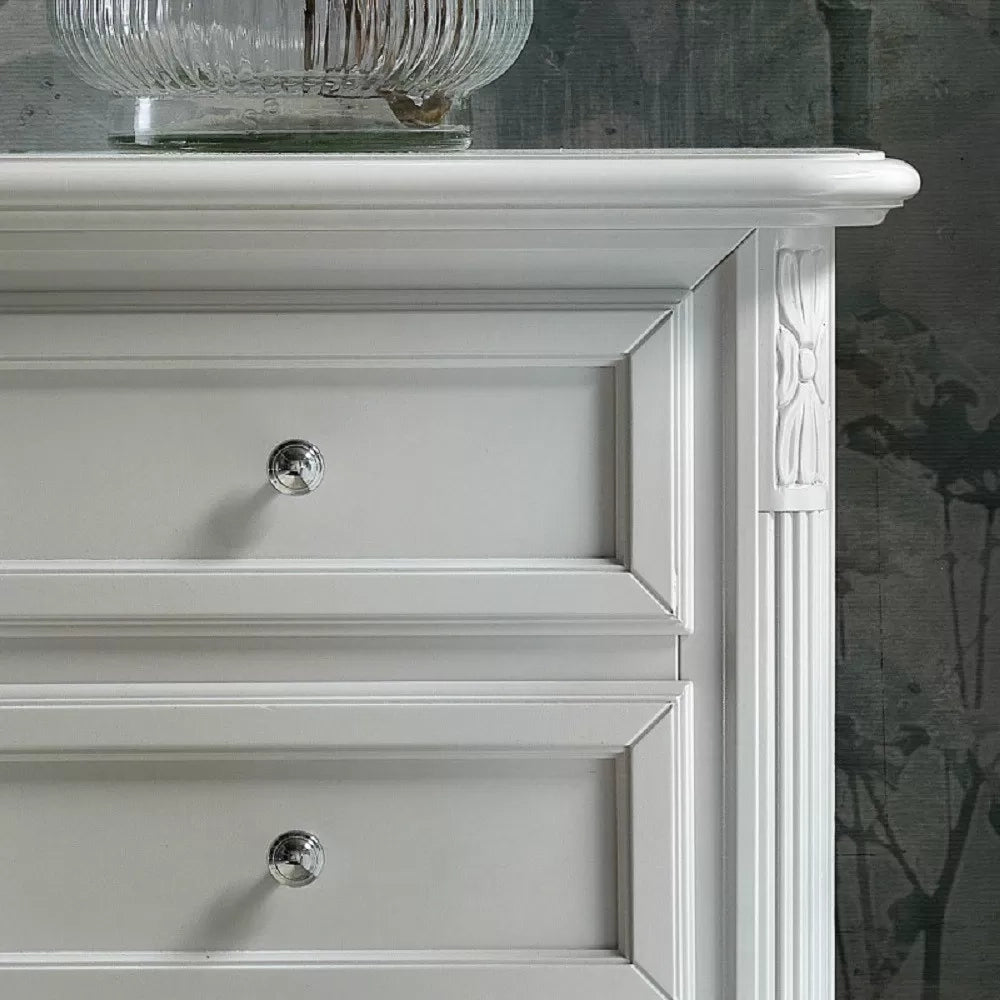 Comodino 3 cassetti intagliato in legno bianco l.55 p.37 h.70 - Mobili 2G