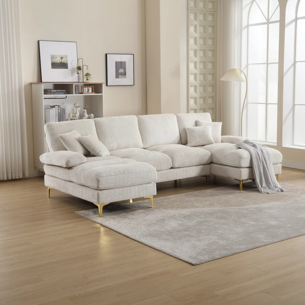 Divano modulare a U in chenille beige con doppia chaise longue, struttura in legno e piedi in metallo dorato