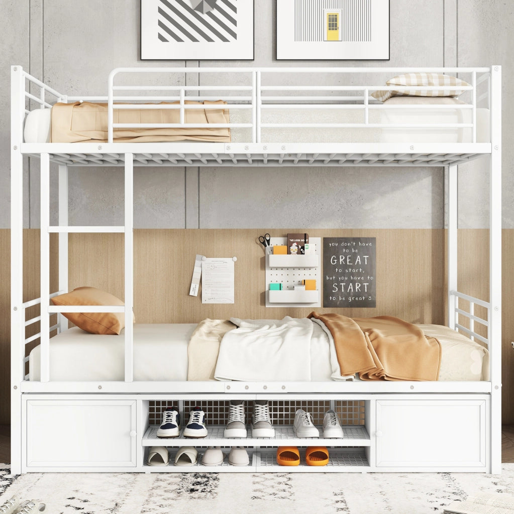 Letto a castello in metallo 90x200 cm bianco con scala; sponde; scarpiera e 2 armadietti