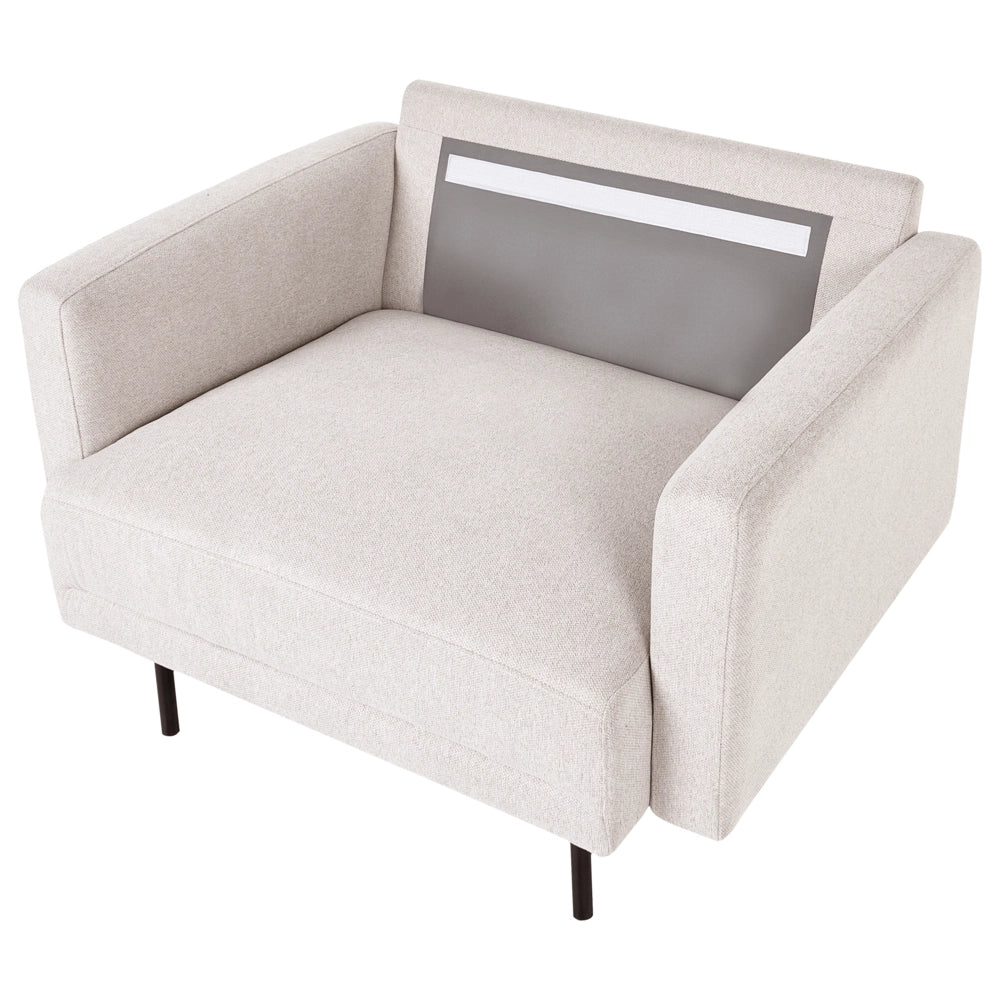 Poltrona moderna imbottita in tessuto beige chiaro con gambe in metallo stile moderno e minimalista