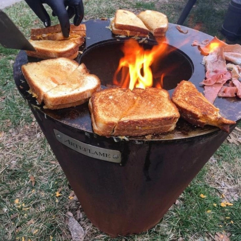 Arteflame One20 bbq e braciere in acciaio corten, con piastra di cottura in ghisa da 51 cm, altezza totale 53 cm