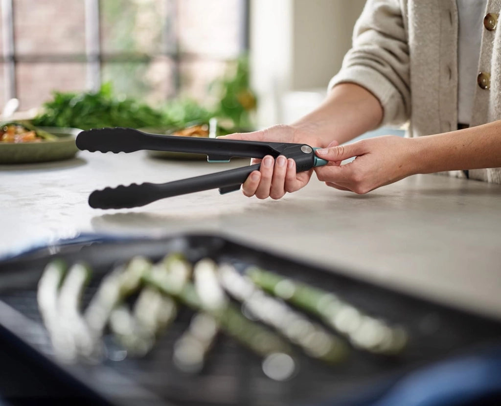 Joseph Joseph Duo Pinze da cucina con sistema di bloccaggio, resistente al calore e con poggiautensili integrato, Nero/Blu