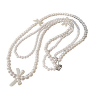 Elegante e raffinata collana lunga di perle a doppio strato, versatile e unica, perfetta da indossare sopra un maglione con un fiocco.