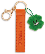 Sostegno chiavi in pelle artificiale, arancione, 10 cm, con foglia di trifoglio