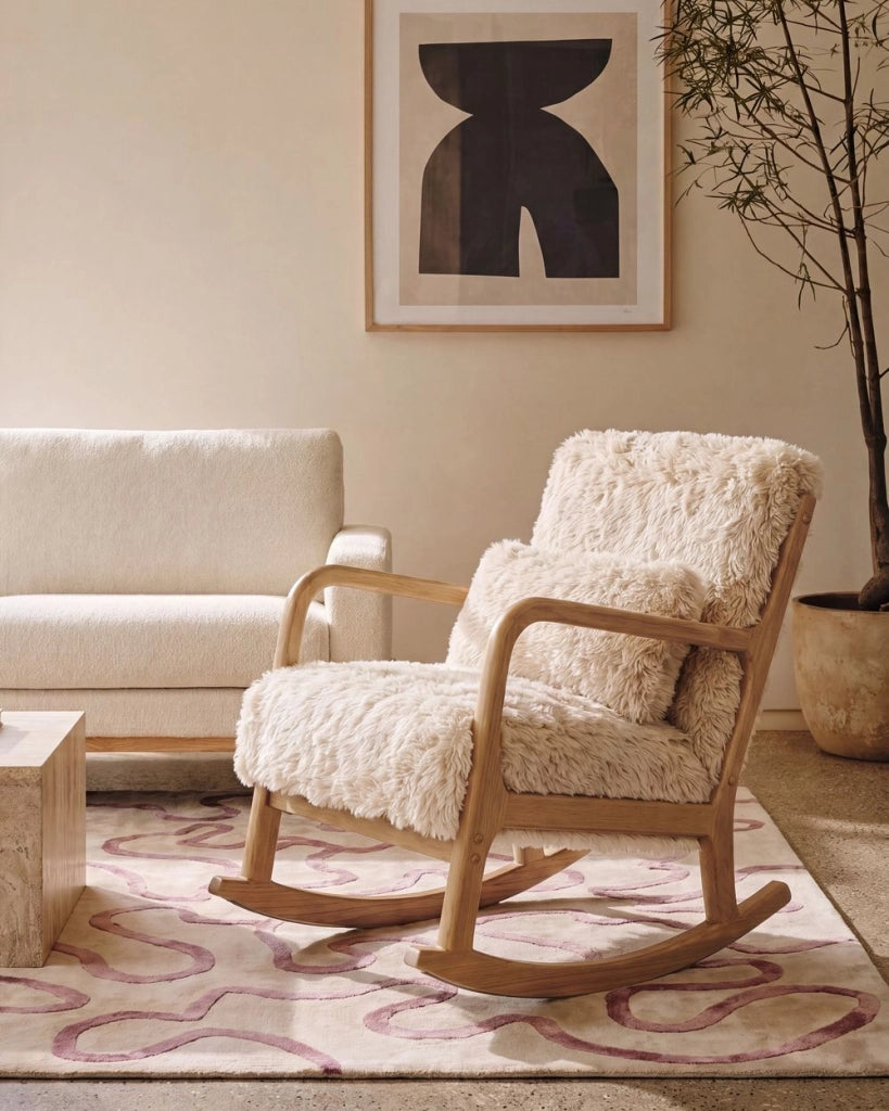 Sedia a dondolo con braccioli e cuscino Gambe in legno di gomma e rivestimento in finta pelliccia beige chiaro Soggiorno classico tradizionale