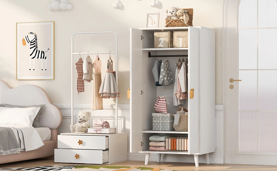 Scaffale a doppia porta con ampi vani interni, maniglie a forma di cartone e piedini rialzati in MDF bianco