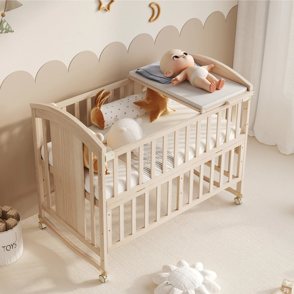 Lettino per bambini 120 × 60 cm con fasciatoio, ripiano pieghevole e ruote, senza materasso, legno naturale