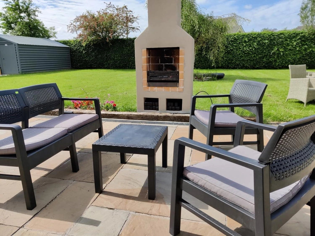 SET MOREEA DA GIARDINO EFFETTO RATTAN IN COLORE ANTRACITE CON CUSCINI