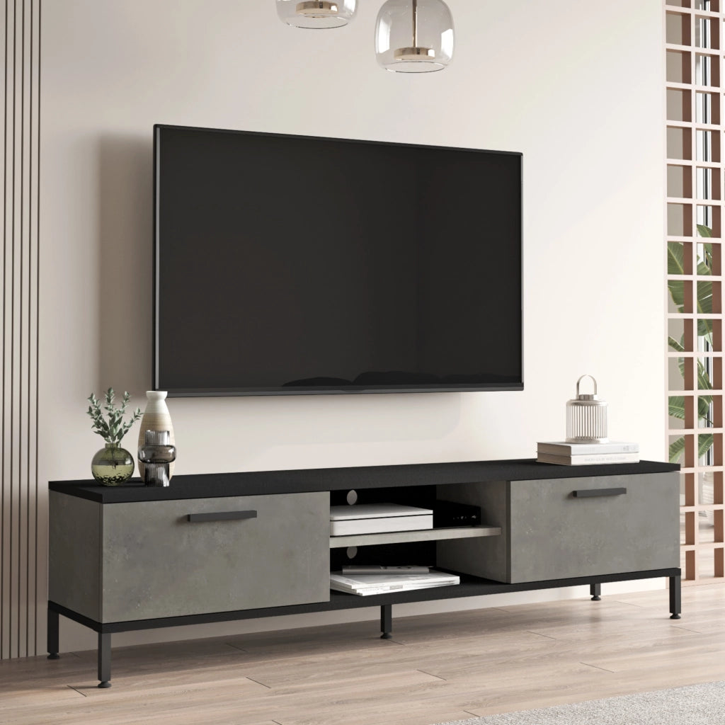 Mobile Basso 'Lempäälä' Supporto TV con Passaggio Cavi Consolle con Sportelli a Ribalta - Effetto Cemento / Nero [en.casa]