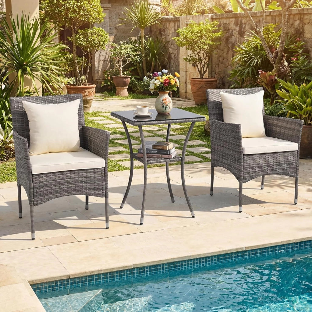 Set da Salotto da Giardino 3 Pezzi, 3 Pezzi Set Mobili da Esterno in Rattan con Tavolo in Vetro Temperato a Doppio Ripiano, Set da Conversazione con Cuscini per Veranda (Grigio+Bianco)