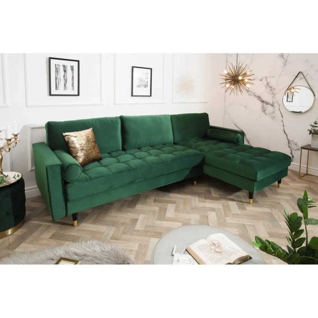 Divano ad angolo KOLIRI verde smeraldo con pouf – Divano design in velluto con struttura in legno massiccio