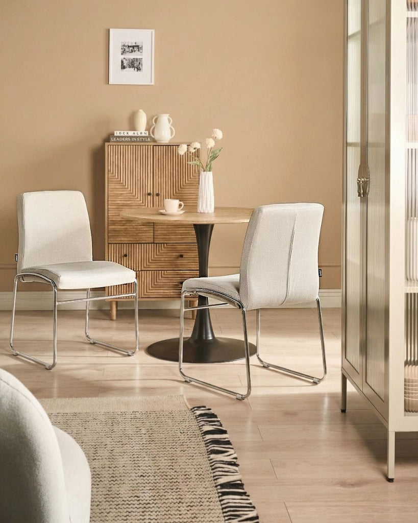 Set di 2 sedie da pranzo imbottite con braccioli, rivestimento beige chiaro, base in metallo design moderno