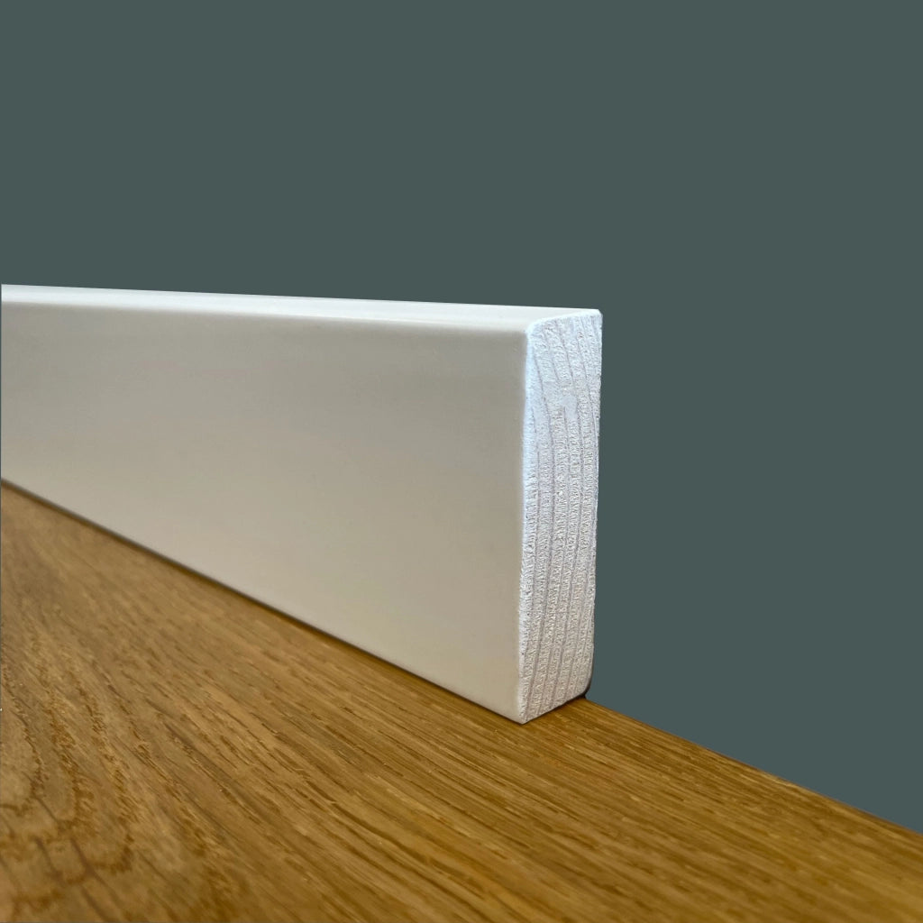 100 metri lineari di Battiscopa PREMIUM in legno MASSELLO squadrato 55x14 laccato bianco liscio