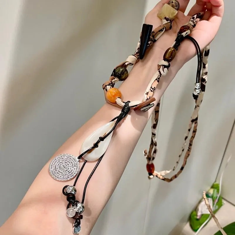 Collana con bottoni a conchiglia intrecciati: realizzata a mano in stile vintage