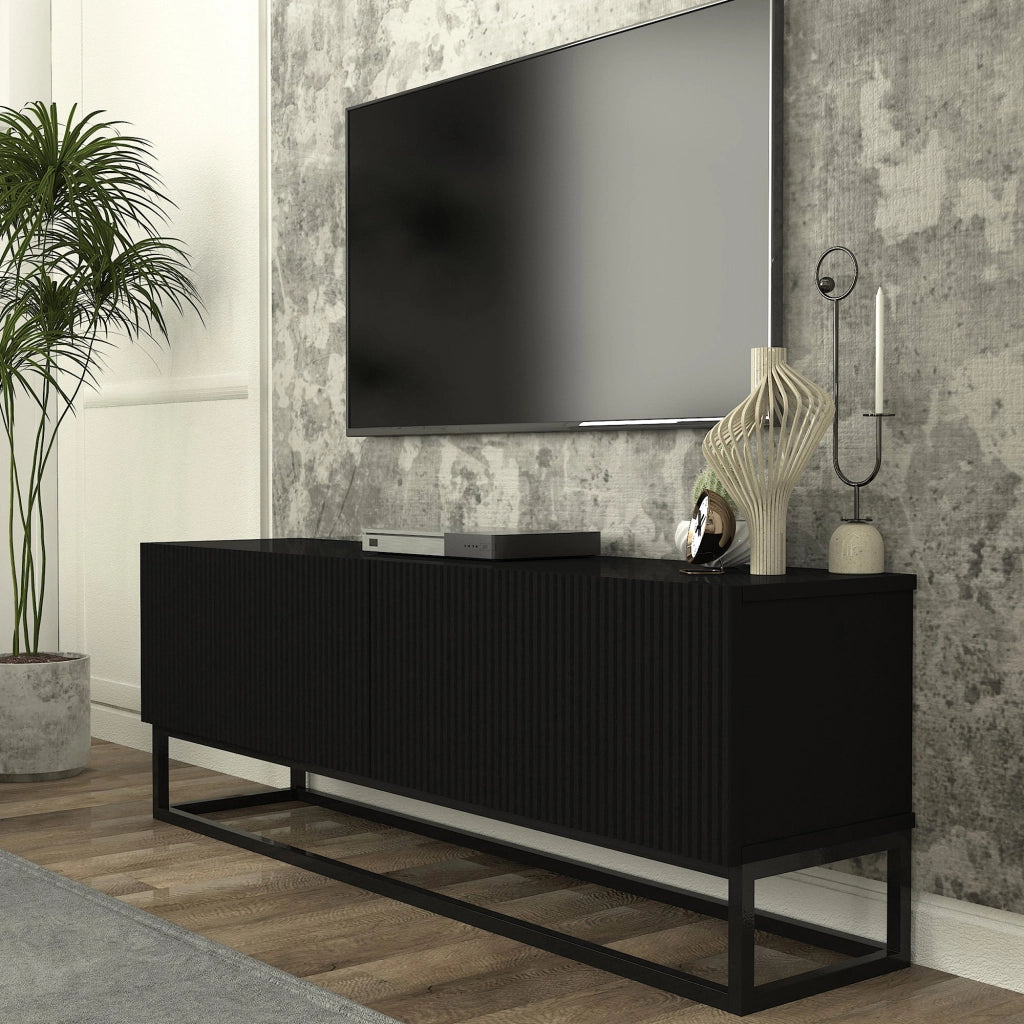Mobile Porta TV Verpsboga a 2 Ante Decorative e Telaio Lungo in Metallo 135x32x47 cm - Nero [en.casa]