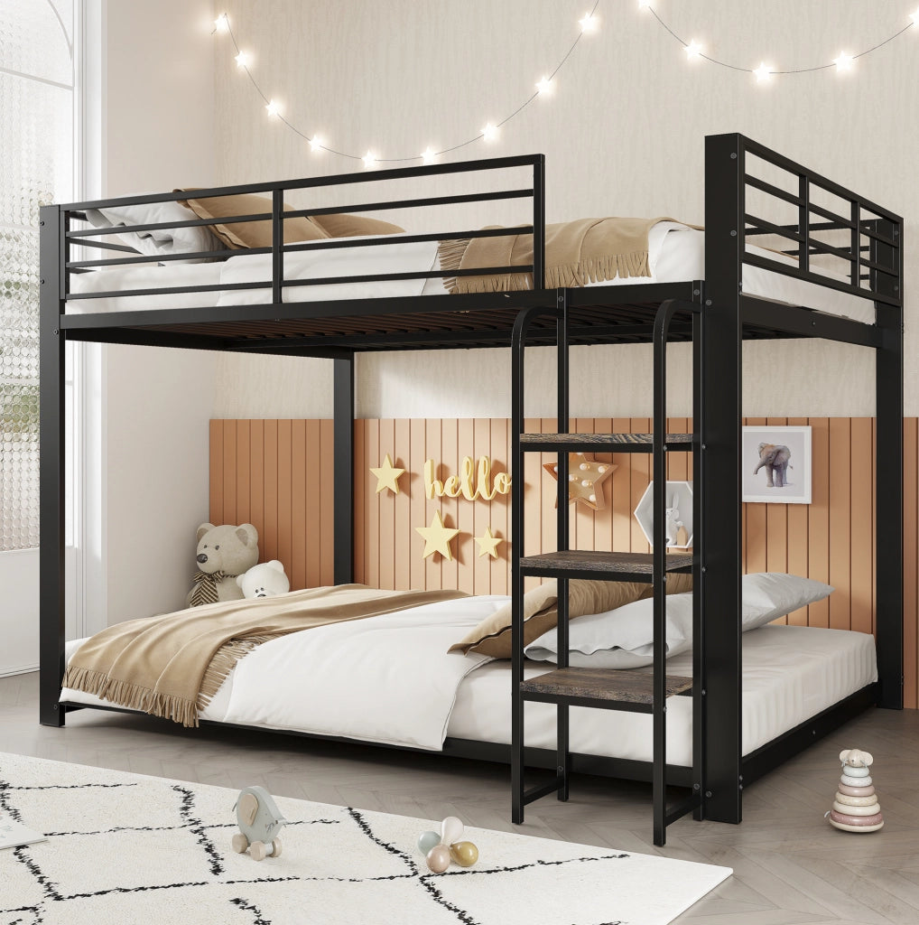 Letto a castello 140x200 cm con scala ampia e spondine di sicurezza in MDF e metallo nero