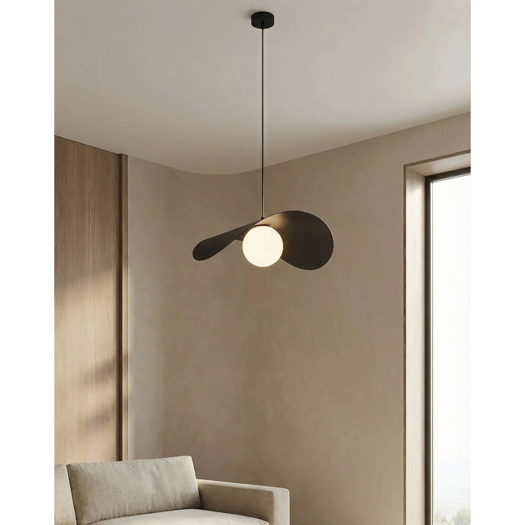 Lampada a sospensione Ritual con diffusore sferico in vetro e struttura nera