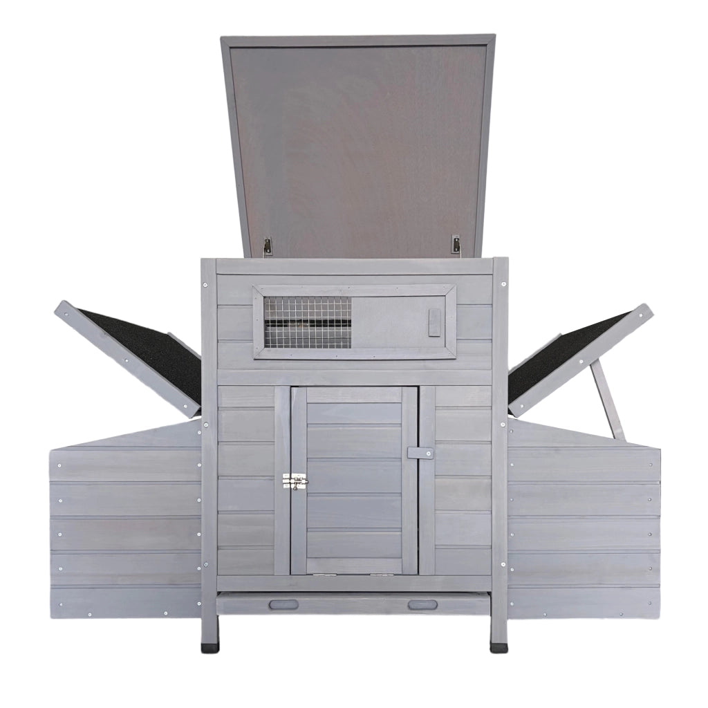 Pollaio in legno grigio chiaro con ventilazione laterale e cassette nido integrate