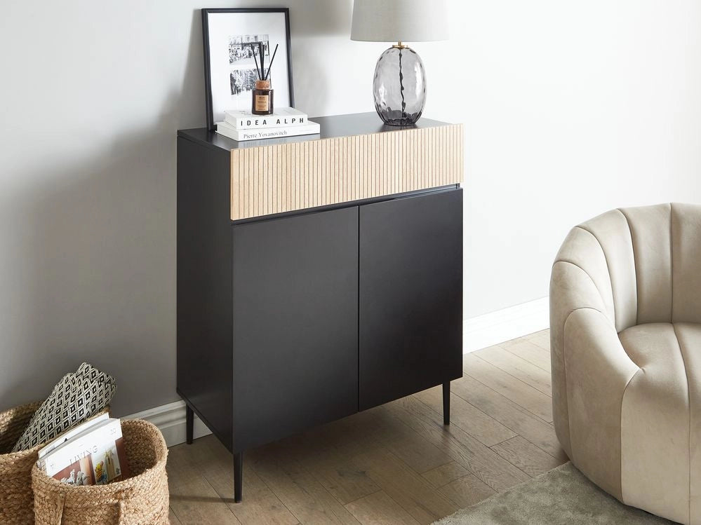 Credenza a 3 ante in MDF nero e legno di frassino naturale, con frontale a coste, 2 ripiani e un cassetto Soggiorno moderno